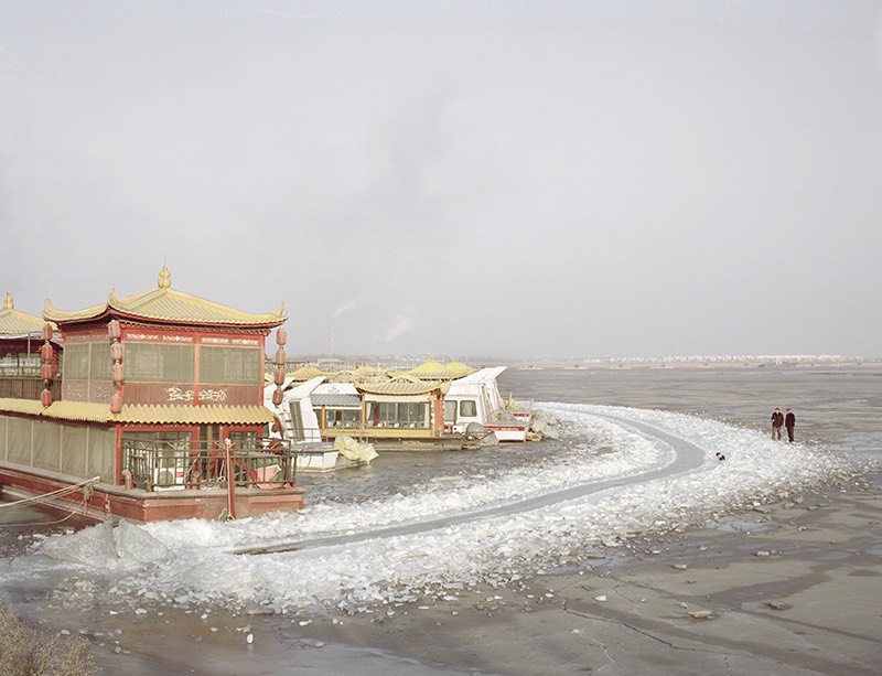 Com sua fotografia, Zhang Kechun documenta a beleza e a destruição do segundo maior rio da China. Em uma série de fotos que recebeu o nome do rio, The Yellow River captura as vastas paisagens e cenários as margens do rio e como a natureza local está desaparecendo por culpa da crescente industrialização e a degradação ambiental. É isso que você vai pode ver nas imagens que selecionei logo abaixo.