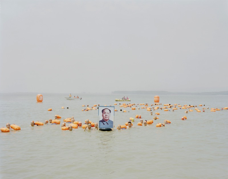 Com sua fotografia, Zhang Kechun documenta a beleza e a destruição do segundo maior rio da China. Em uma série de fotos que recebeu o nome do rio, The Yellow River captura as vastas paisagens e cenários as margens do rio e como a natureza local está desaparecendo por culpa da crescente industrialização e a degradação ambiental. É isso que você vai pode ver nas imagens que selecionei logo abaixo.