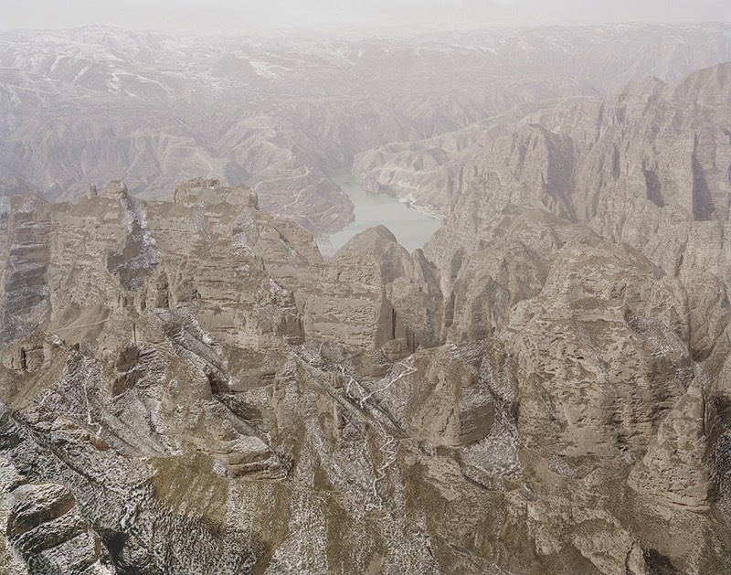 Com sua fotografia, Zhang Kechun documenta a beleza e a destruição do segundo maior rio da China. Em uma série de fotos que recebeu o nome do rio, The Yellow River captura as vastas paisagens e cenários as margens do rio e como a natureza local está desaparecendo por culpa da crescente industrialização e a degradação ambiental. É isso que você vai pode ver nas imagens que selecionei logo abaixo.
