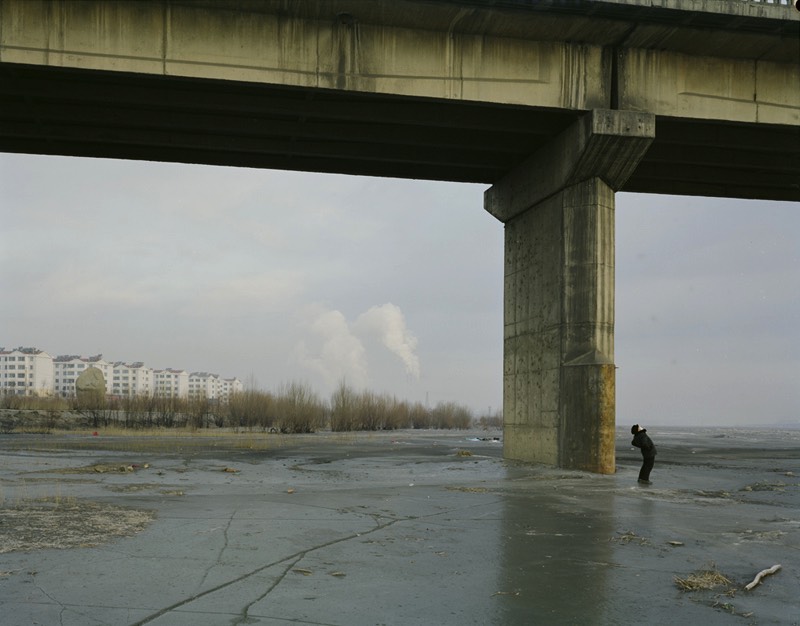 Com sua fotografia, Zhang Kechun documenta a beleza e a destruição do segundo maior rio da China. Em uma série de fotos que recebeu o nome do rio, The Yellow River captura as vastas paisagens e cenários as margens do rio e como a natureza local está desaparecendo por culpa da crescente industrialização e a degradação ambiental. É isso que você vai pode ver nas imagens que selecionei logo abaixo.