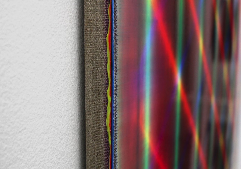 Quando me deparei com as pinturas de Ryan Crotty, fiquei imaginando como que ele conseguia colocar uma fonte de luz por trás da tela. Depois, fiquei pensando se suas telas eram transparentes e ele usava dessa luz para criar gradientes. Mas eu percebi que estava errado e o artista tem uma forma única de pintar.
