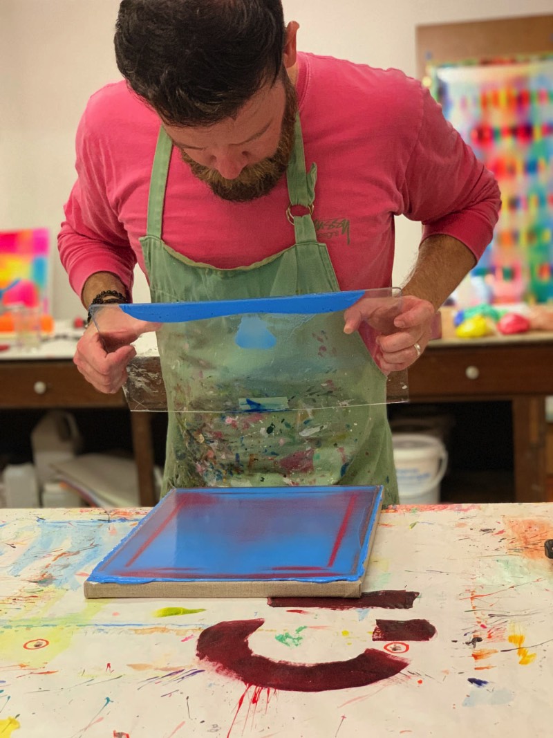 Quando me deparei com as pinturas de Ryan Crotty, fiquei imaginando como que ele conseguia colocar uma fonte de luz por trás da tela. Depois, fiquei pensando se suas telas eram transparentes e ele usava dessa luz para criar gradientes. Mas eu percebi que estava errado e o artista tem uma forma única de pintar.