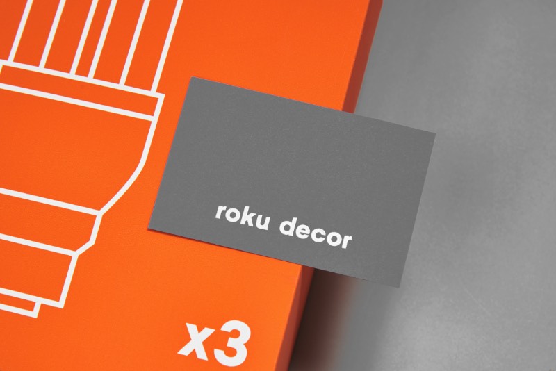 Roku Decor é uma linha de acessórios e móveis que é conhecido pela acessibilidade, pela praticidade e pelo design. Como essa marca faz parte da Roku, o pessoal do Parametro Studio foi chamado para criar uma identidade visual que diferenciasse os valores e conceitos da marca.