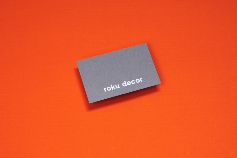Roku Decor é uma linha de acessórios e móveis que é conhecido pela acessibilidade, pela praticidade e pelo design. Como essa marca faz parte da Roku, o pessoal do Parametro Studio foi chamado para criar uma identidade visual que diferenciasse os valores e conceitos da marca.