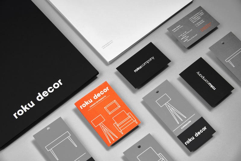 Roku Decor é uma linha de acessórios e móveis que é conhecido pela acessibilidade, pela praticidade e pelo design. Como essa marca faz parte da Roku, o pessoal do Parametro Studio foi chamado para criar uma identidade visual que diferenciasse os valores e conceitos da marca.