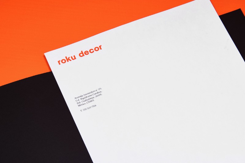 Roku Decor é uma linha de acessórios e móveis que é conhecido pela acessibilidade, pela praticidade e pelo design. Como essa marca faz parte da Roku, o pessoal do Parametro Studio foi chamado para criar uma identidade visual que diferenciasse os valores e conceitos da marca.