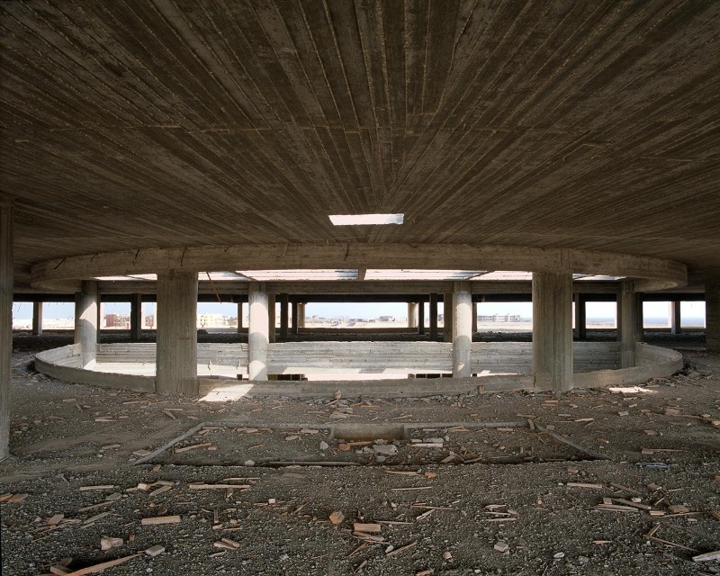 As fotografias de Stefanie Zoche são um exemplo do que uma promessa de férias e investimento em turismo causa quando todo esse projeto não é pensado direito. Agora, o Sinai apresenta seus esqueletos de concreto para o mundo. Esqueletos de hotéis abandonados que nunca serão concluídos. 