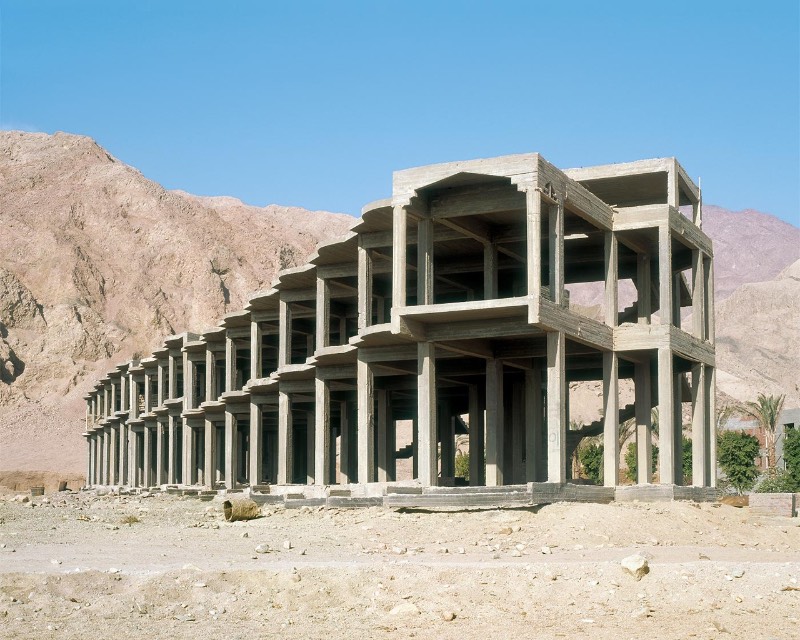 Nas fotografias que você vai ver por aqui, você vai observar hotéis abandonados em diferentes estágios de construção. Tudo isso na península do Sinai, uma região desértica entre o Mar Vermelho e o Mar Mediterrâneo que pertence ao Egito. Durante alguns anos, Stefanie Zoche viajou ao local para documentar o investimento do governo em turismo.