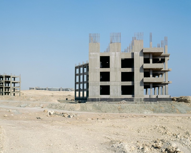 Nas fotografias que você vai ver por aqui, você vai observar hotéis abandonados em diferentes estágios de construção. Tudo isso na península do Sinai, uma região desértica entre o Mar Vermelho e o Mar Mediterrâneo que pertence ao Egito. Durante alguns anos, Stefanie Zoche viajou ao local para documentar o investimento do governo em turismo.