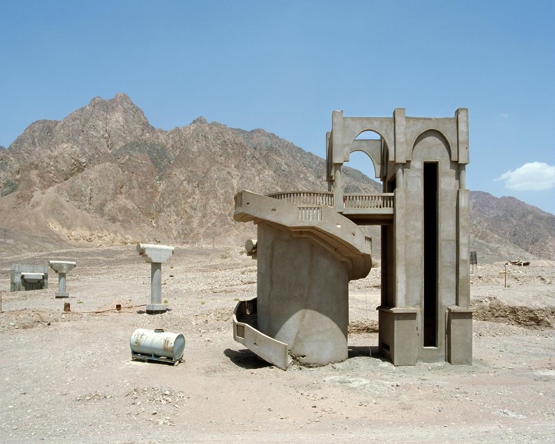 As ruínas desses hotéis no Sinai são uma das muitas consequências de uma indústria de turismo que encoraja um desenvolvimento urbano sem controle e que acaba moldando uma paisagem de forma nada natural. Isso tudo acontece enquanto essa indústria ignora o desenrolar político de alguns países, como no Egito. 