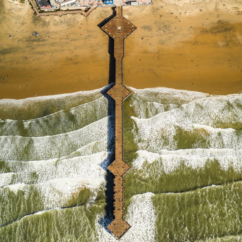 Mitchell Rouse resolveu documentar a variedade e personalidade desses piers no sul da Califórnia através de fotografias feiras por drone. Desse ângulo, podemos ficar focados em como essas construções tem formas diferentes e como que eles acabam sendo conexões diretas com o oceanos.