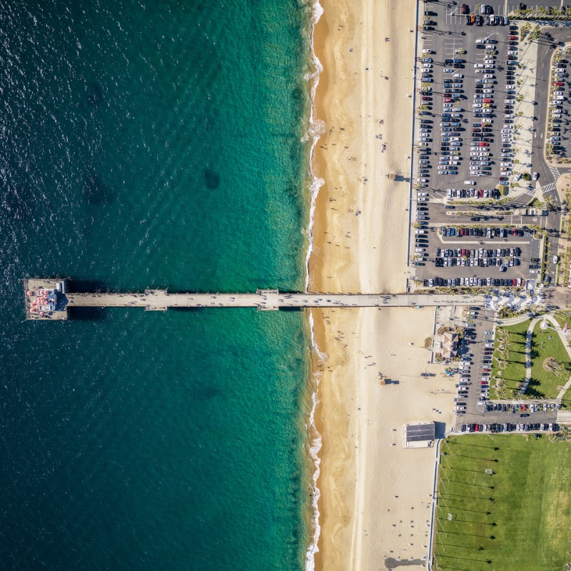 Mitchell Rouse resolveu documentar a variedade e personalidade desses piers no sul da Califórnia através de fotografias feiras por drone. Desse ângulo, podemos ficar focados em como essas construções tem formas diferentes e como que eles acabam sendo conexões diretas com o oceanos. 