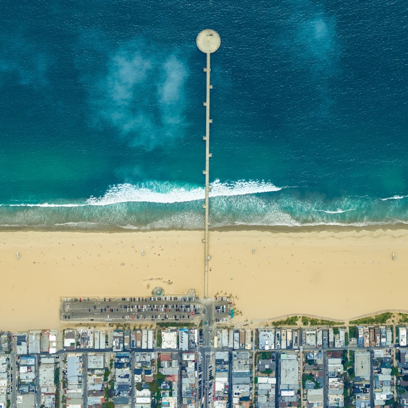 Mitchell Rouse resolveu documentar a variedade e personalidade desses piers no sul da Califórnia através de fotografias feiras por drone. Desse ângulo, podemos ficar focados em como essas construções tem formas diferentes e como que eles acabam sendo conexões diretas com o oceanos. 