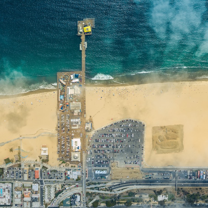 Mitchell Rouse resolveu documentar a variedade e personalidade desses piers no sul da Califórnia através de fotografias feiras por drone. Desse ângulo, podemos ficar focados em como essas construções tem formas diferentes e como que eles acabam sendo conexões diretas com o oceanos. 