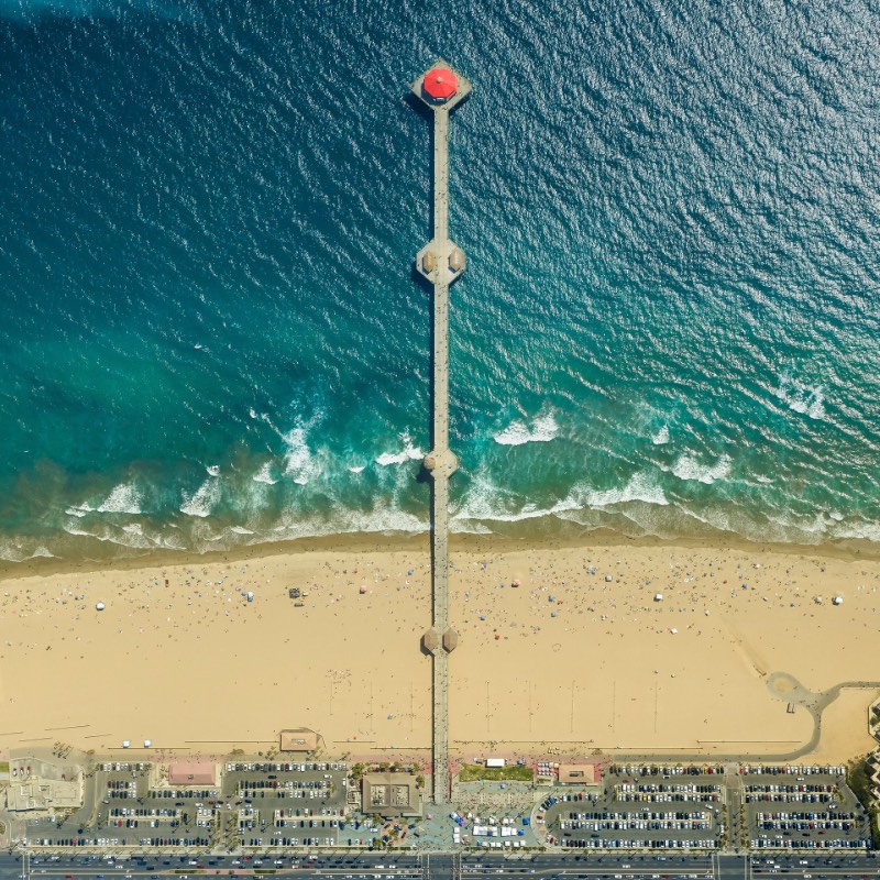 Mitchell Rouse resolveu documentar a variedade e personalidade desses piers no sul da Califórnia através de fotografias feiras por drone. Desse ângulo, podemos ficar focados em como essas construções tem formas diferentes e como que eles acabam sendo conexões diretas com o oceanos. 