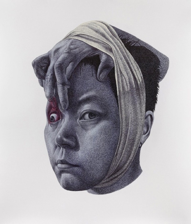 Seungyea Park, também conhecida como Spunky Zoe, cria ilustrações que parecem refletir tensões internas. Algo que fica claro para mim quando observo mãos que flutuam no ar e abrem olhos na testa de pessoas. Algumas vezes, os personagens que você vê no trabalho da artista são auto retratos, outras vezes, dedos passam por dentro da pele e acabam mudando tudo que eu conheço quando se trata desse material.
