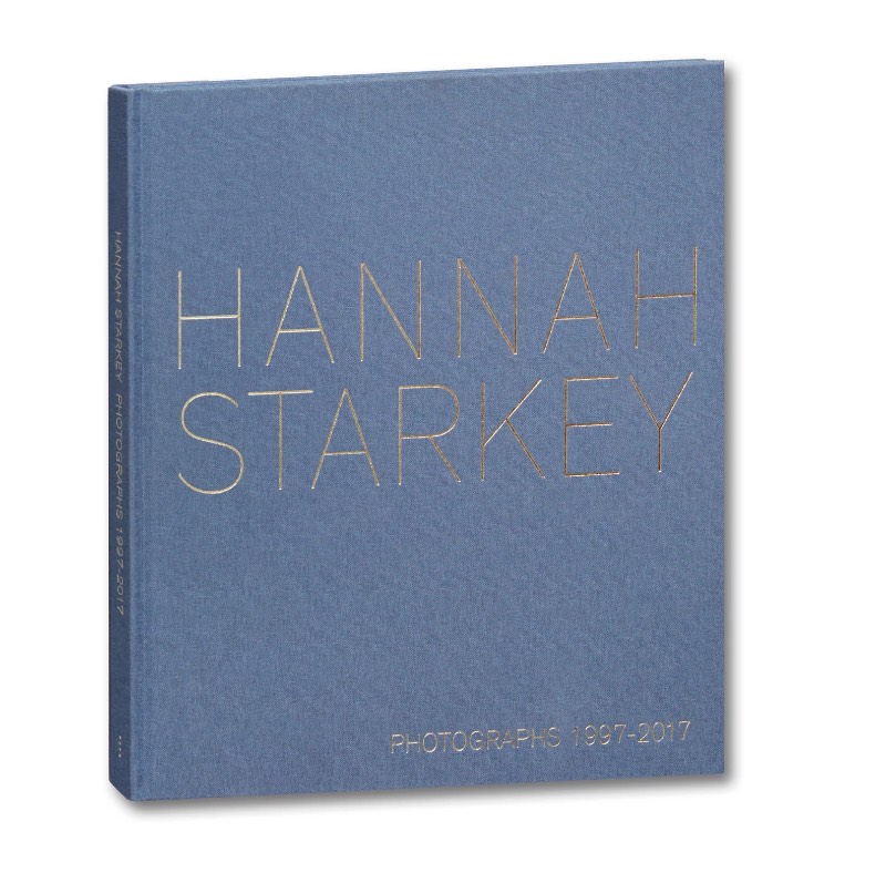 Desde meados dos anos noventa que a fotógrafa Hannah Starkey vem dedicando seu trabalho a capturar imagens de mulheres. Além disso, ela gosta de explorar a forma com a qual a fotografia acaba gerando idéias do que significa ser mulher. Seu trabalho é bem conceitual mas pode ser digerido por todos de uma forma muito fácil devido a beleza cinemática de seus retratos.