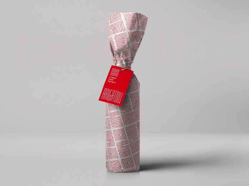 A Sydney Sake Society é uma organização cujo objetivo é a de superar esse fosso que existe entre a cultura de sake e a vibrante cena gastronômica de Sydney, na Austrália. Para ajudar a resolver esse problema, o designer Kevin Teh desenvolveu uma identidade visual que representasse uma imagem japonesa moderna, amida do Ocidente e que não viesse carregada com todos os clichês orientais que já conhecemos.