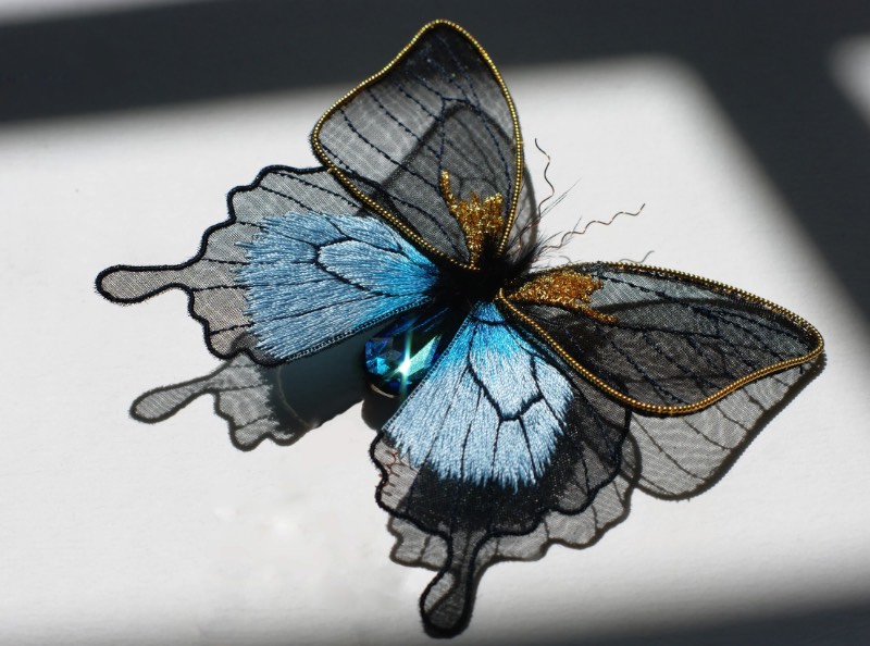 Laura Baverstock é uma ilustradora e artista têxtil que é especializada em bordados feitos a mão. Ela mistura técnicas tradicionais de costura com pitadas de design contemporâneo para desenvolver objetos que são obras de arte. Assim, ela cria desenhos e peças sob medida que usam de materiais e bordados modernos, cheios de texturas inovadores e com um visual fora do comum. 