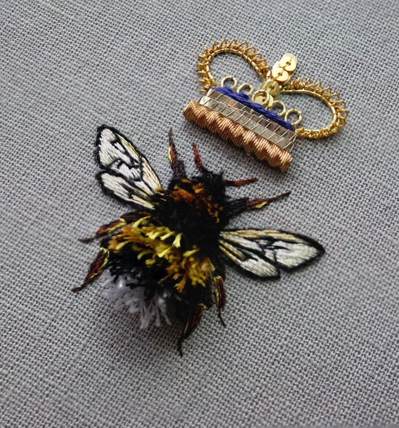 Laura Baverstock é uma ilustradora e artista têxtil que é especializada em bordados feitos a mão. Ela mistura técnicas tradicionais de costura com pitadas de design contemporâneo para desenvolver objetos que são obras de arte. Assim, ela cria desenhos e peças sob medida que usam de materiais e bordados modernos, cheios de texturas inovadores e com um visual fora do comum. 