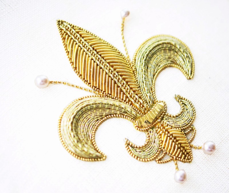 Laura Baverstock é uma ilustradora e artista têxtil que é especializada em bordados feitos a mão. Ela mistura técnicas tradicionais de costura com pitadas de design contemporâneo para desenvolver objetos que são obras de arte. Assim, ela cria desenhos e peças sob medida que usam de materiais e bordados modernos, cheios de texturas inovadores e com um visual fora do comum. 