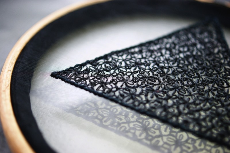 Laura Baverstock é uma ilustradora e artista têxtil que é especializada em bordados feitos a mão. Ela mistura técnicas tradicionais de costura com pitadas de design contemporâneo para desenvolver objetos que são obras de arte. Assim, ela cria desenhos e peças sob medida que usam de materiais e bordados modernos, cheios de texturas inovadores e com um visual fora do comum. 