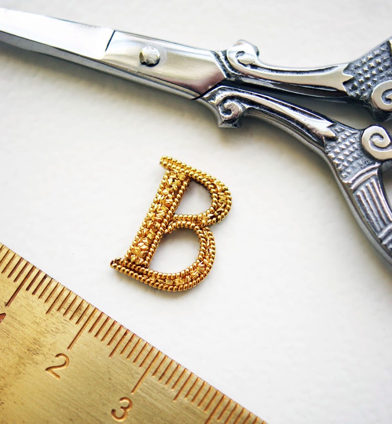 Laura Baverstock é uma ilustradora e artista têxtil que é especializada em bordados feitos a mão. Ela mistura técnicas tradicionais de costura com pitadas de design contemporâneo para desenvolver objetos que são obras de arte. Assim, ela cria desenhos e peças sob medida que usam de materiais e bordados modernos, cheios de texturas inovadores e com um visual fora do comum. 