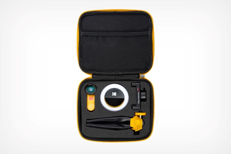 O kit é composto de uma coleção de acessórios que incluem um tripé especial para celulares, um flash circular que foi feito para melhorar suas selfies em situações de pouca luz e, para finalizar, um set de duas lentes que dão ao celular a habilidade de fazer imagens em macro e outras ultra-wides. Tudo isso dentro de uma caixa protetora que foi o que me chamou a atenção para tudo isso aqui.