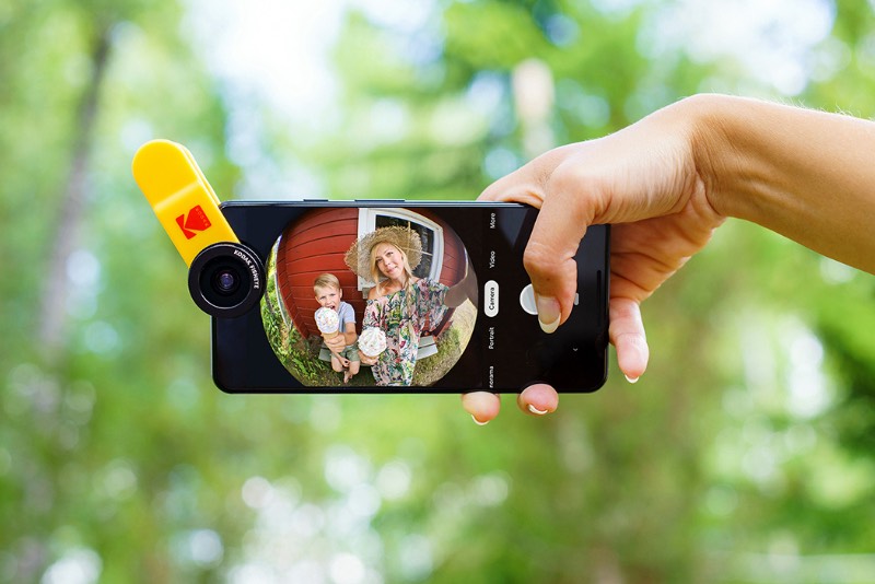 Se você é familiar com a história da fotografia, você sabe que a Kodak perdeu uma das maiores oportunidades de mercado quando deixou de lado uma mudança para o formato digital. Mas, parece que, com algum atraso, a empresa está tentando voltar ao mundo da fotografia com um kit de fotografia da Kodak, uma série de acessórios de qualidade para serem usados com seu celular.