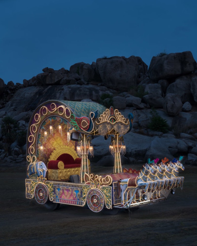 Para muitos, carros são o ápice da tecnologia e do design moderno. Para outros, eles são um símbolo de status econômico. Por esses fatores, a customização de um veículo é visto como uma forma de expressão pessoal e é isso que o fotógrafo indiano Sameer Raichur resolveu capturar numa série de fotografias que receberam o nome de Chariots of Frolic.