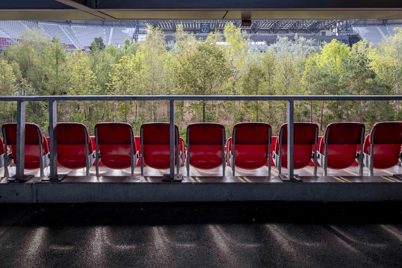 No início de Setembro de 2019, uma enorme instalação de arte foi aberta ao público na Áustria. Seu nome completo é FOR FOREST – The Unending Attraction of Nature e ela transformou o estádio de Wörthersee em uma floresta nativa da Europa Central. Algo que além de ser surreal de se ver, serve como crítica a tudo que vemos hoje quando se trata da destruição do planeta.