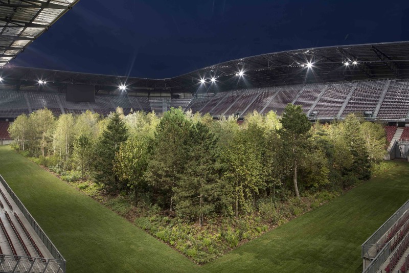 No início de Setembro de 2019, uma enorme instalação de arte foi aberta ao público na Áustria. Seu nome completo é FOR FOREST – The Unending Attraction of Nature e ela transformou o estádio de Wörthersee em uma floresta nativa da Europa Central. Algo que além de ser surreal de se ver, serve como crítica a tudo que vemos hoje quando se trata da destruição do planeta.