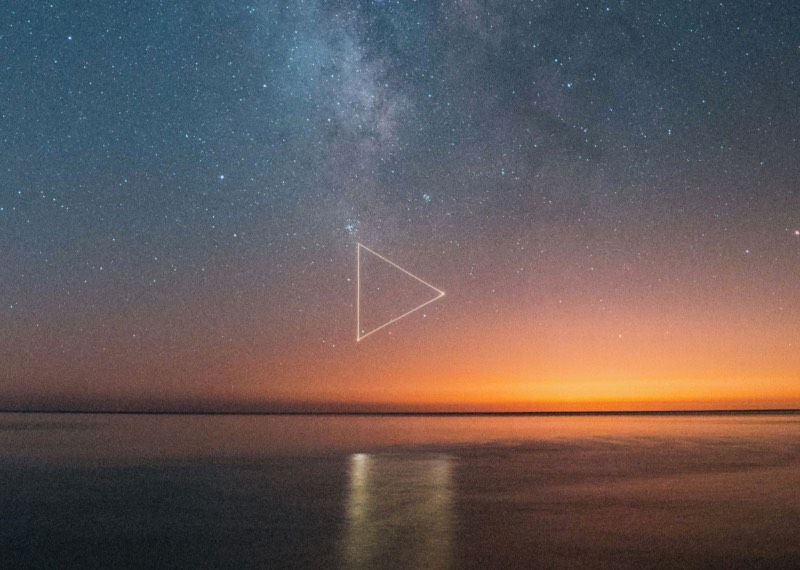 Ao mesmo tempo que as fotografias de Reuben Wu lembram a estética da ficção científica e a linguagem simbólica das imagens criadas por povos antigos, o trabalho desse fotógrafo vem com um aspecto limpo, mas misterioso. As imagens que ele cria pairam em algum lugar entre o mítico e o surreal, entre o sonho e a memória, com uma sensação de temporalidade entre um passado antigo e um futuro que só existe na nossa imaginação. 