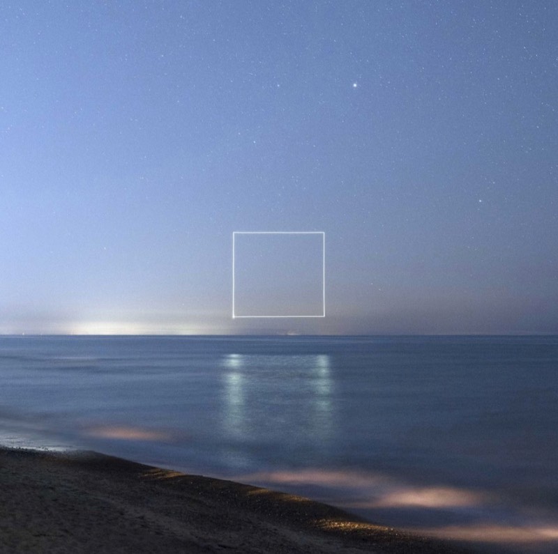 Ao mesmo tempo que as fotografias de Reuben Wu lembram a estética da ficção científica e a linguagem simbólica das imagens criadas por povos antigos, o trabalho desse fotógrafo vem com um aspecto limpo, mas misterioso. As imagens que ele cria pairam em algum lugar entre o mítico e o surreal, entre o sonho e a memória, com uma sensação de temporalidade entre um passado antigo e um futuro que só existe na nossa imaginação. 