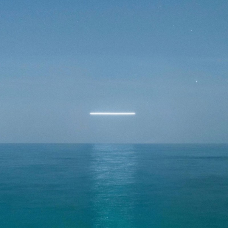 Ao mesmo tempo que as fotografias de Reuben Wu lembram a estética da ficção científica e a linguagem simbólica das imagens criadas por povos antigos, o trabalho desse fotógrafo vem com um aspecto limpo, mas misterioso. As imagens que ele cria pairam em algum lugar entre o mítico e o surreal, entre o sonho e a memória, com uma sensação de temporalidade entre um passado antigo e um futuro que só existe na nossa imaginação. 