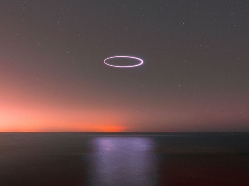 Ao mesmo tempo que as fotografias de Reuben Wu lembram a estética da ficção científica e a linguagem simbólica das imagens criadas por povos antigos, o trabalho desse fotógrafo vem com um aspecto limpo, mas misterioso. As imagens que ele cria pairam em algum lugar entre o mítico e o surreal, entre o sonho e a memória, com uma sensação de temporalidade entre um passado antigo e um futuro que só existe na nossa imaginação. 