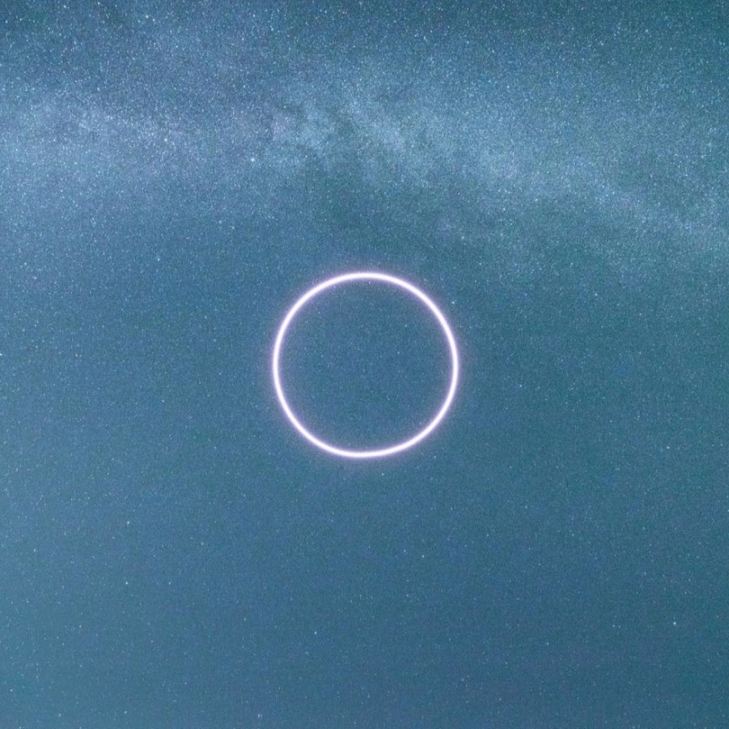 Ao mesmo tempo que as fotografias de Reuben Wu lembram a estética da ficção científica e a linguagem simbólica das imagens criadas por povos antigos, o trabalho desse fotógrafo vem com um aspecto limpo, mas misterioso. As imagens que ele cria pairam em algum lugar entre o mítico e o surreal, entre o sonho e a memória, com uma sensação de temporalidade entre um passado antigo e um futuro que só existe na nossa imaginação. 
