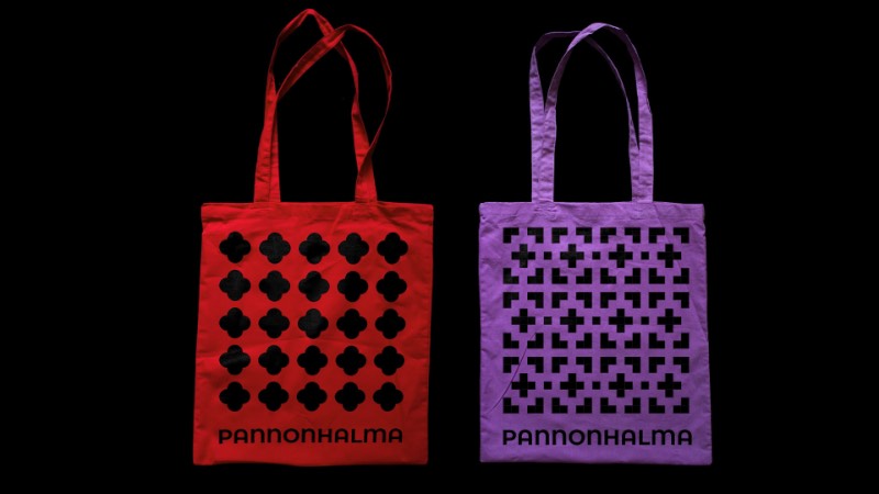 O pessoal do de_form studio, de Budapeste, teve a honra de trabalhar com o design da nova identidade visual da cidade de Pannonhalma. Essa cidade é conhecida pela alta qualidade de seus vinhos e pela proximidade com a natureza, fazendo assim com que a cidade seja um destino turístico atraente para diferentes tipos de pessoa. Além disso, a cidade ainda apresenta diversos eventos durante todo o ano, com algo diferente a cada estação do ano. 