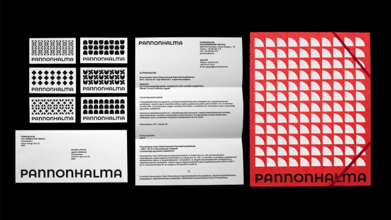 O pessoal do de_form studio, de Budapeste, teve a honra de trabalhar com o design da nova identidade visual da cidade de Pannonhalma. Essa cidade é conhecida pela alta qualidade de seus vinhos e pela proximidade com a natureza, fazendo assim com que a cidade seja um destino turístico atraente para diferentes tipos de pessoa. Além disso, a cidade ainda apresenta diversos eventos durante todo o ano, com algo diferente a cada estação do ano. 