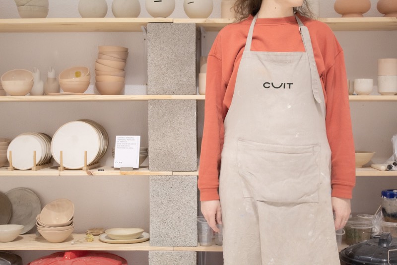 Cuit Espai Ceramic é uma escola de cerâmica em Valencia, na Espanha. Mas não estamos aqui para falar sobre cerâmica e sim sobre a identidade visual criada pelo designer Migue Martí para esse diferente espaço dedicado ao design e a cerâmica. 