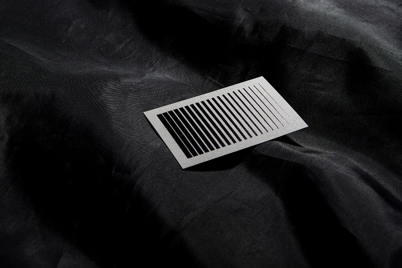 Como que é possível criar a identidade visual de um fotógrafo sem apresentar uma imagem nesse trabalho? Foi isso que eu pensei quando me deparei com o trabalho criado para George Chinas pelo Loonatiks Design Crew. Fugir do óbvio pode ser complicado porém, algumas vezes, as soluções mais interessantes acabam sendo aquelas que estão bem distantes do caminho que todos costumam seguir. E é assim que o pessoal do Loonatiks Design Crew resolveu mergulhar no significado da palavra fotografia para criar algo especial.