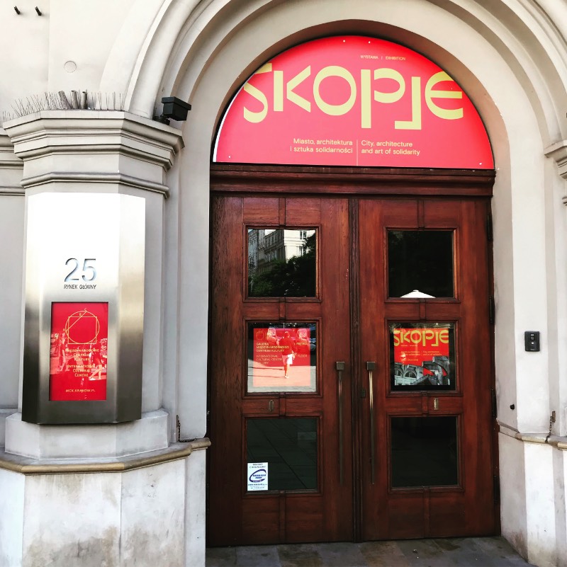 Skopje é o nome da capital do país conhecido, hoje em dia, como Macedônia do Norte. Porém, as imagens que você vai poder ver aqui são sobre algo um pouco diferente já que elas fazem parte da identidade visual desenvolvida pelos designers da Weird Gentlemen para uma exposição que recebeu o nome de Skopje - Cidade, Arquitetura e a Arte da Solidariedade. Essa exposição aconteceu no Centro Internacional de Cultura de Cracóvia, na Polônia e eu resolvi escrever sobre o assunto depois de me deparar com o material gráfico no Behance. 
