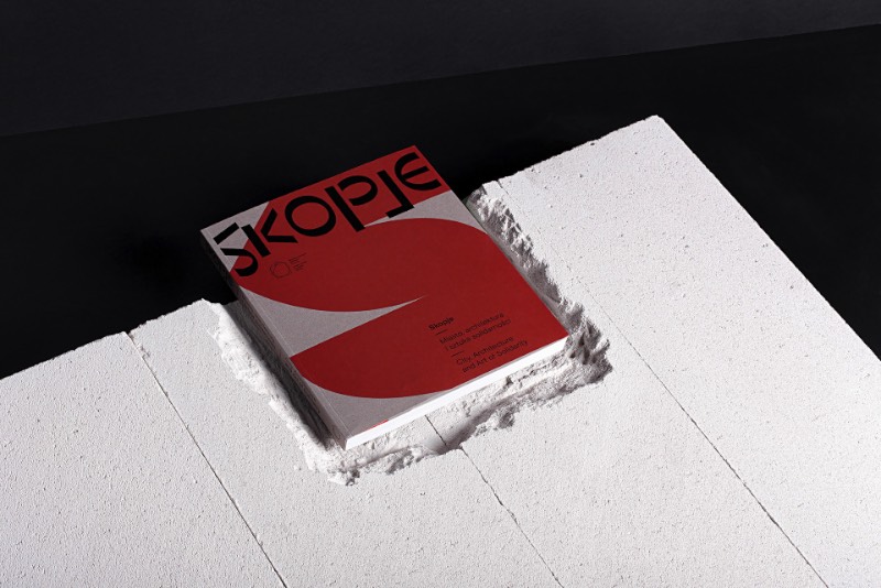 Skopje é o nome da capital do país conhecido, hoje em dia, como Macedônia do Norte. Porém, as imagens que você vai poder ver aqui são sobre algo um pouco diferente já que elas fazem parte da identidade visual desenvolvida pelos designers da Weird Gentlemen para uma exposição que recebeu o nome de Skopje - Cidade, Arquitetura e a Arte da Solidariedade. Essa exposição aconteceu no Centro Internacional de Cultura de Cracóvia, na Polônia e eu resolvi escrever sobre o assunto depois de me deparar com o material gráfico no Behance. 