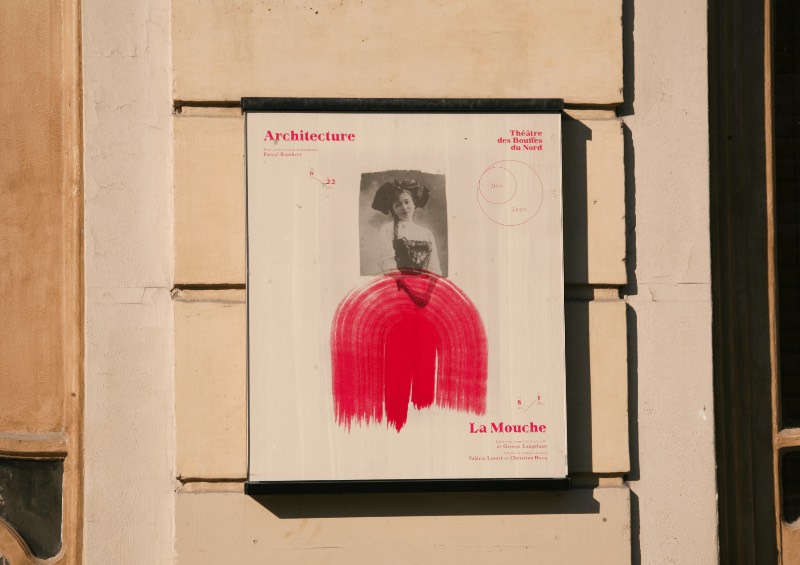 Fundado em 1876, o Théâtre des Bouffes Du Nord é um teatro francês localizado na região norte de Paris, perto da Gare du Nord. Definido por muitos como uma instituição artística na cidade, o pessoal da Violaine & Jeremy teve que colocar esse peso no trabalho que eles criaram para a identidade visual da temporada de 2019 e 2020 em uma série de posters, livretos e outros materiais impressos.