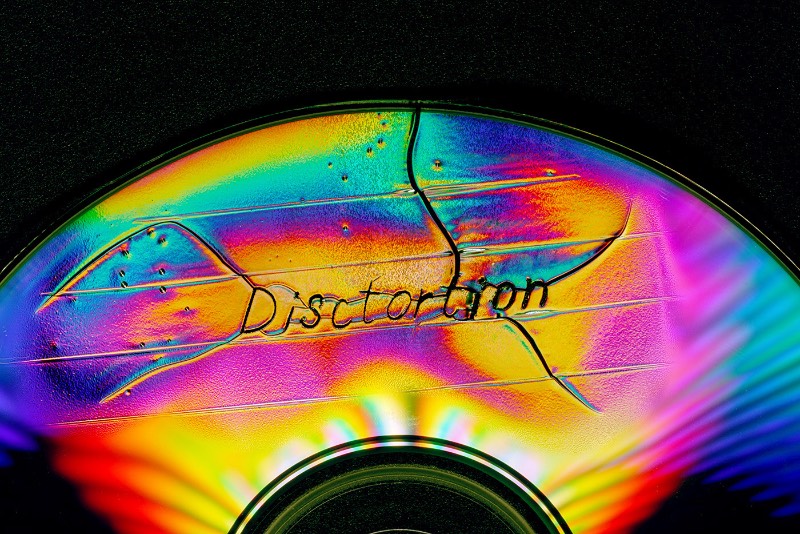 Disctortion é um projeto do designer russo Rus Khasanov onde ele explora a destruição de CDs e documenta tudo para nosso prazer. A ideia aqui é simples e veio de uma caminhada pelas ruas de Yekaterinburg, quando ele se deparou com um monte de antigos CDs arranhados jogados na calçada. As cores distorcidas pareciam um arco íris sob o sol e foi assim que ele pensou nesse projeto. 