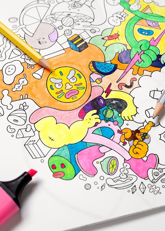 O mundo agradece ao primeiro livro de colorir dos catalães do Brosmind, minha dupla favorita de ilustradores. Esse livro vem com impressões de desenhos em ambos os lados do papel e, por isso mesmo, o livro de colorir se torna uma belíssima coleção de livretos. E, ao comprar uma cópia, você ainda ganha três posters dobráveis!
