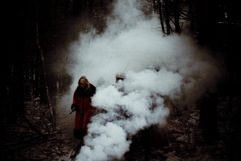 Courtney Brooke é uma fotógrafa e artista conceitual americana que publica seu trabalho através do nome de Lightwitch. Através da fotografia, ela explora as conexões entre o feminismo com a natureza e a espiritualidade através das lentes da nostalgia. Nas imagens criadas, você pode ver momentos que pontuam o drama humano e vão na direção da existência cósmica enquanto tentam encontrar alguma forma de sentido poético no cotidiano. 