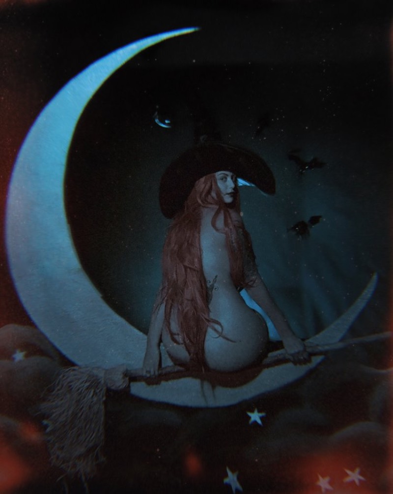 Courtney Brooke é uma fotógrafa e artista conceitual americana que publica seu trabalho através do nome de Lightwitch. Através da fotografia, ela explora as conexões entre o feminismo com a natureza e a espiritualidade através das lentes da nostalgia. Nas imagens criadas, você pode ver momentos que pontuam o drama humano e vão na direção da existência cósmica enquanto tentam encontrar alguma forma de sentido poético no cotidiano. 