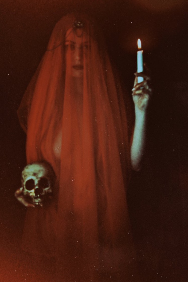 Courtney Brooke é uma fotógrafa e artista conceitual americana que publica seu trabalho através do nome de Lightwitch. Através da fotografia, ela explora as conexões entre o feminismo com a natureza e a espiritualidade através das lentes da nostalgia. Nas imagens criadas, você pode ver momentos que pontuam o drama humano e vão na direção da existência cósmica enquanto tentam encontrar alguma forma de sentido poético no cotidiano. 