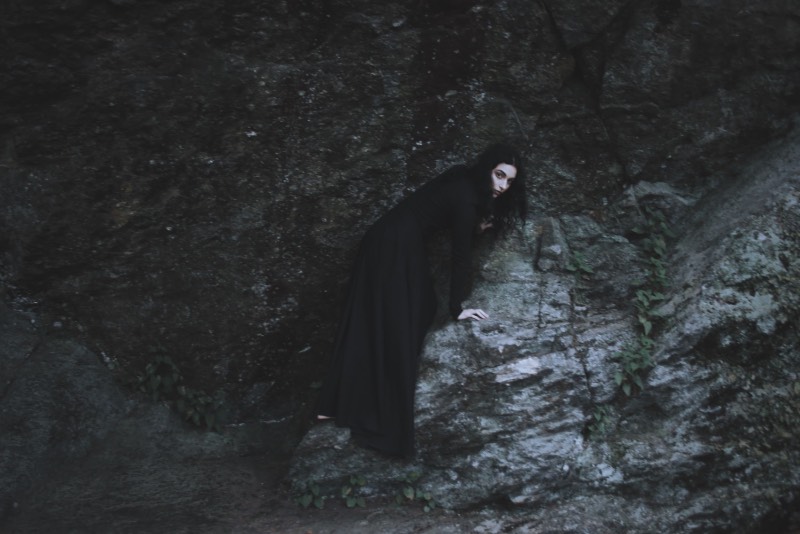 Courtney Brooke é uma fotógrafa e artista conceitual americana que publica seu trabalho através do nome de Lightwitch. Através da fotografia, ela explora as conexões entre o feminismo com a natureza e a espiritualidade através das lentes da nostalgia. Nas imagens criadas, você pode ver momentos que pontuam o drama humano e vão na direção da existência cósmica enquanto tentam encontrar alguma forma de sentido poético no cotidiano. 